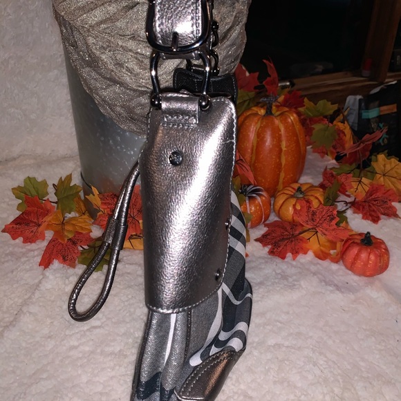 Burberry Metallic Trim House Check Drawstring Hobo - Picture 5 of 7